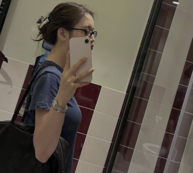 한서희는 최근 자신의 SNS를 통해 프랑스 파리 등 유럽 곳곳을 누비는 근황 사진 여러 장을 순차적으로 게재했다./한서희 소셜미디어