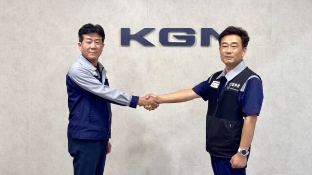 KGM이 지난 29일 임단협 협상 잠정합의안에 대한 조합원 찬반 투표에서 합의안이 찬성으로 가결됨에 따라 2026년 임단협 협상을 최종 마무리 지었다. 황기영 KGM 대표이사(왼쪽)와 노철 노동조합위원장이 협상 타결 후 악수하고 있다. /KGM