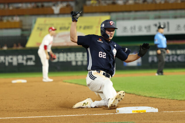 안재석이 7월 30일 인천 SSG 랜더스필드에서 열린 SSG 랜더스전 3루를 향해 슬라이딩을 하고 있다./SSG 랜더스 제공
