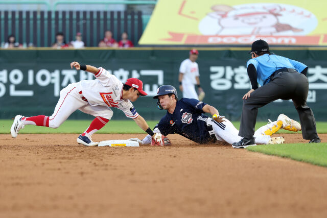 안재석이 7월 30일 인천 SSG 랜더스필드에서 열린 SSG 랜더스전 절묘한 슬라이딩으로 2루타를 만들고 있다./SSG 랜더스 제공
