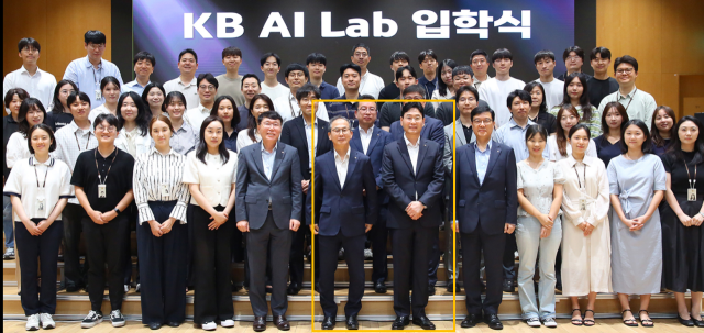 지난 14일 서울 여의도 KB국민은행 신관에서 진행된 2026년 상반기 그룹 AI·데이터 혁신 세미나에서 임직원들이 기념사진을 찍고 있다. 양종희 회장(가운데) 오른쪽 이창권 부문장. /KB금융