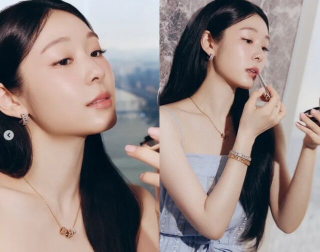 김연아가 긴 생머리를 늘어뜨린 채 화장을 하고 있다. 하얀 피부와 뚜렷한 이목구비, 그리고 우아한 표정은 감탄을 자아낸다. /김연아 소셜미디어