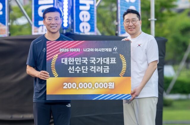 이상현 단장(오른쪽)과 김택수 촌장이 격려금 전달 후 기념 촬영을 하고 있다. /대한체육회제공