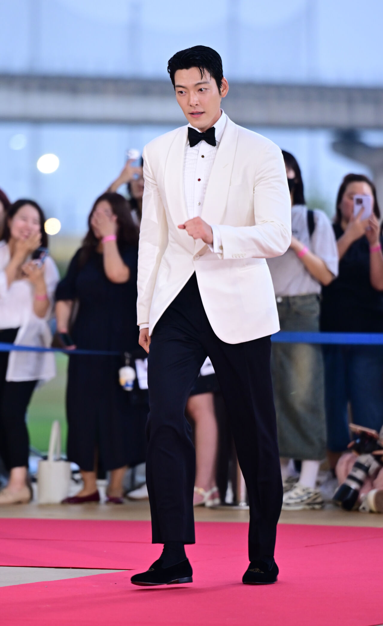 [MD포토] 김우빈 '화이트 재킷 지니 등장'