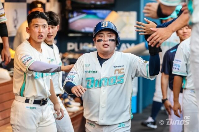 NC 다이노스 권희동이 31일 창원NC파크에서 열린 KIA 타이거즈와의 홈 경기서 타격 후 세리머니를 하고 있다./NC 다이노스 제공