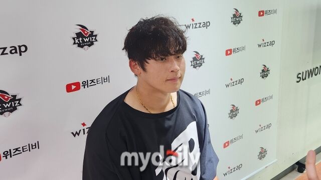 박영현이 7월 31일 수원 KT위즈파크에서 열린 한화 이글스전 승리 후 취재진과 인터뷰를 하고 있다./수원=김경현 기자