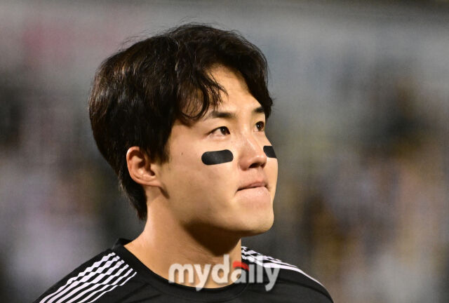 LG 팬들을 보며 눈시울을 붉힌 임찬규 / 잠실 = 유진형 기자 zolong@mydaily.co.kr
