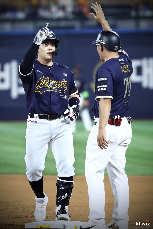 한승택이 7월 31일 수원 KT위즈파크에서 열린 한화 이글스전 결승타를 친 뒤 세리머니를 하고 있다./KT 위즈 제공