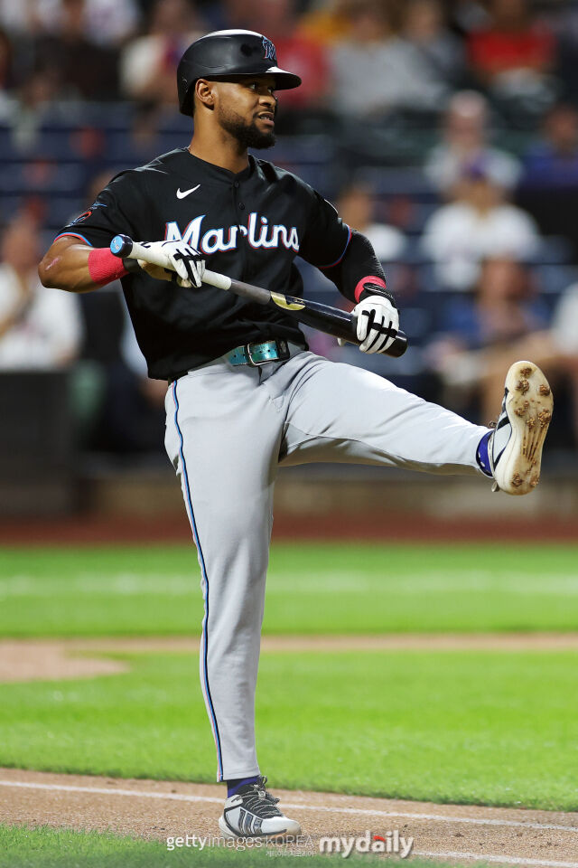 MLB 마이애미에서 뛰고 있는 오토 로페스가 지난 31일(한국시각) 열린 뉴욕 메츠와 원정 경기 도중 범타에 그치자 타석에서 답답한 마음을 표헌하고 있다./게티이미지코리아