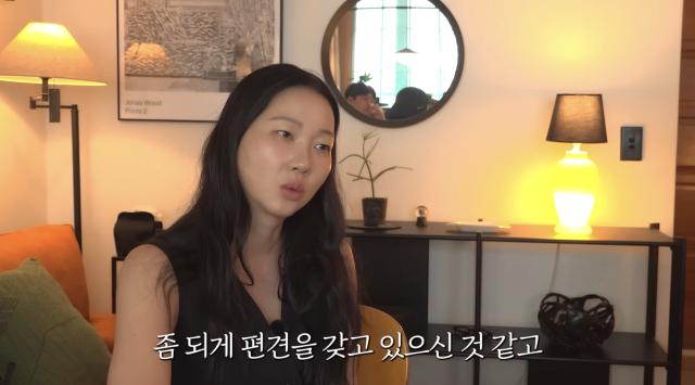 장윤주가 과거 연애 과정에서 모델이라는 직업에 대한 사회적 편견으로 여러 차례 상처를 받았던 경험을 솔직하게 털어놨다. / 유튜브 채널 '윤쥬르 장윤주'