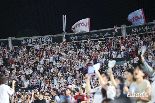 31일 롯데 자이언츠와 삼성 라이온즈 경기가 열린 사직구장을 가득 메운 팬들이 열대야에도 불구하고 응원을 보내고 있다. 이날 두팀 경기는 올 시즌 255번째, 롯데 구단 기준 20번째 매진됐다./롯데 자이언츠 제공