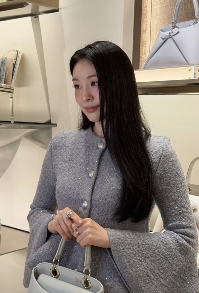 김연아가 변함없는 우아한 비주얼로 또 한 번 시선을 사로잡았다. / 김연아 SNS