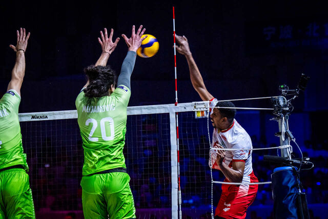 폴란드남자배구대표팀이 레온이 1일 열린 슬로베니아와 2026 VNL 준결승 도중 상대 블로커 사이로 스파이크를 시도하고 있다./국제배구연맹(FIVB) 제공