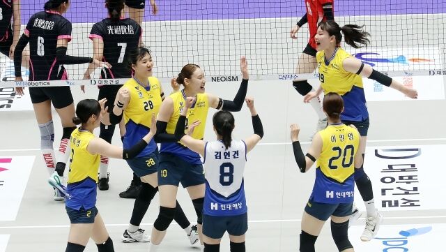 현대건설이 1일 제주 한라체육관에서 펼쳐진 상하이 브라이트 유베스트전에서 득점 이후 환호하고 있다./KBSN 제공