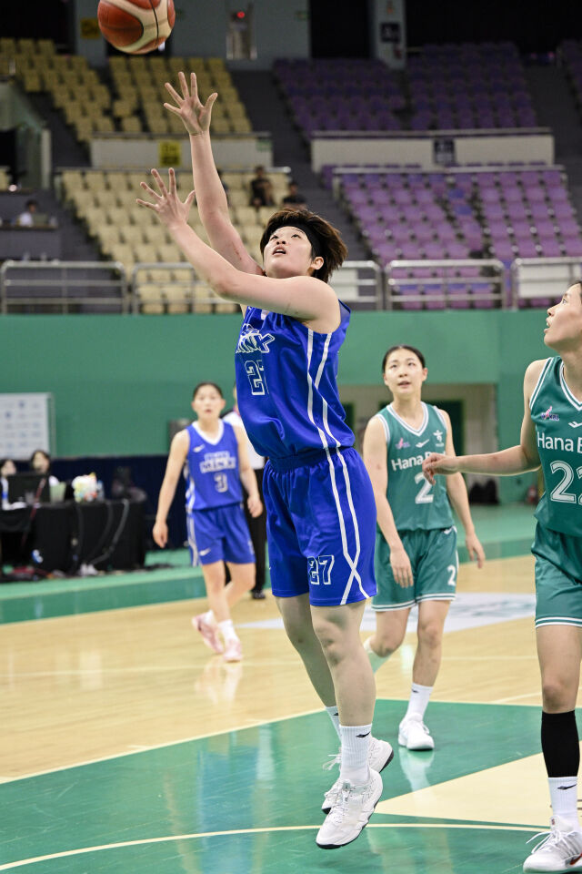 이예나가 슛을 하고 있다./WKBL 제공