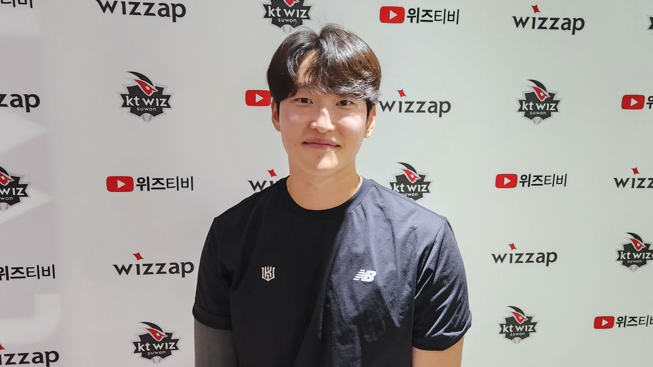 "5이닝 4실점하고 인터뷰하는 거야?" 373일 만에 승리→악질(?) 제성단 총집합, 얼마나 진국이기에 모두가 축하하나 [MD수원]