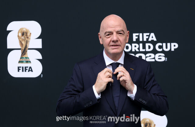 영국 '더 타임스'에 따르면 유럽축구연맹(UEFA), 아시아축구연맹(AFC), 북중미카리브축구연맹(CONCACAF)이 잔니 인판티노 국제축구연맹(FIFA) 회장 퇴진을 위해 힘을 모았다. /게티이미지코리아
