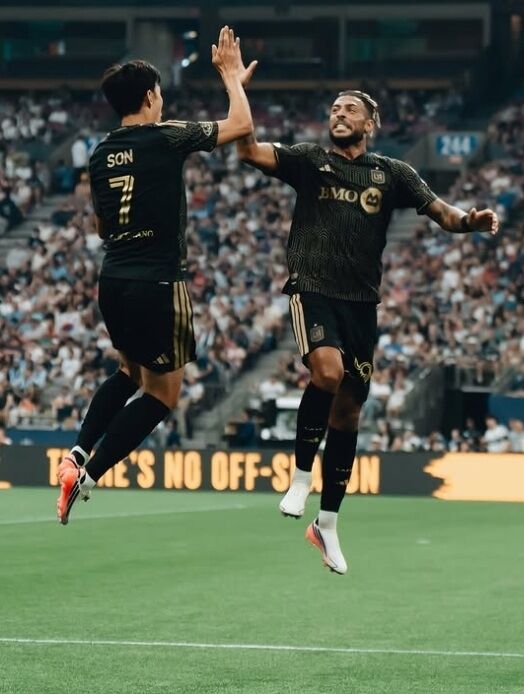 손흥민이 2026시즌 MLS 밴쿠버 원정 경기에서 골세리머니를 펼치고 있다./LAFC
