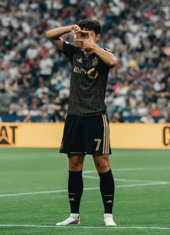 손흥민이 2026시즌 MLS 밴쿠버 원정 경기에서 골세리머니를 펼치고 있다./LAFC