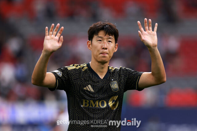 손흥민이 밴쿠버와의 2026시즌 MLS 원정경기에서 팬들에게 인사하고 있다./게티이미지코리아