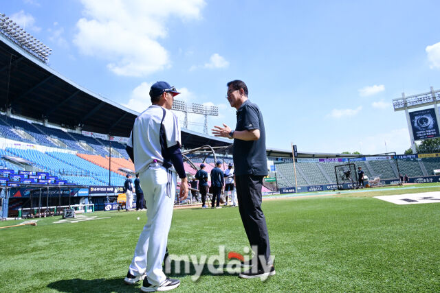 2일 오후 서울 잠실야구장에서 진행된 '2026 신한 SOL KBO 리그' LG 트윈스-두산 베어스의 경기. 경기 전 두산 김원형 감독과 김시진 경기감독관이 이야기를 나누고 있다./곽경훈 기자