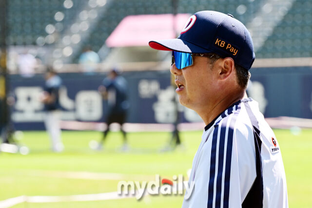 2일 오후 서울 잠실야구장에서 진행된 '2026 신한 SOL KBO 리그' LG 트윈스-두산 베어스의 경기. 경기 전 두산 김원형 감독이 선수들의 훈련을 지켜보고 있다./곽경훈 기자