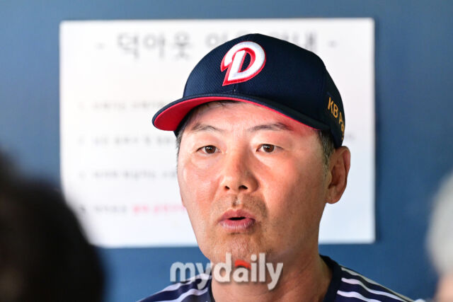 2일 오후 서울 잠실야구장에서 진행된 '2026 신한 SOL KBO 리그' LG 트윈스-두산 베어스의 경기. 두산 김원형 감독이 경기 전 취재진과 이야기를 나누고 있다./마이데일리
