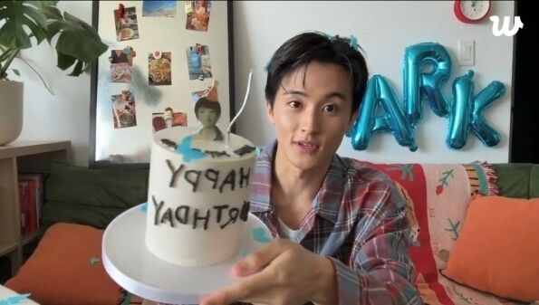 그룹 NCT 출신 마크가 생일 기념 라이브 방송을 진행했다. / 위버스 라이브 화면 캡처