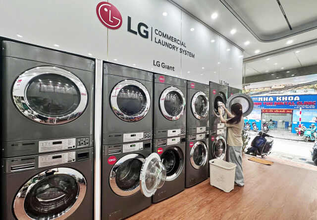 LG전자가 태국 2위 빨래방 프랜차이즈 ‘트렌디 워시(Trendy Wash)’에 상업용 세탁기와 건조기를 공급하고, 현지 파트너사 ‘WW베트남’과 스마트 세탁 매장 ‘비 런드리(Bee Laundry)’를 여는 등 북미와 유럽에 이어 아시아에서도 상업용 세탁가전 사업을 확대하며 B2B 사업에 속도를 내고 있다. 사진은 베트남 하노이에 문을 연 ‘비 런드리’에서 고객이 LG전자 상업용 세탁기를 이용하는 모습. /LG전자