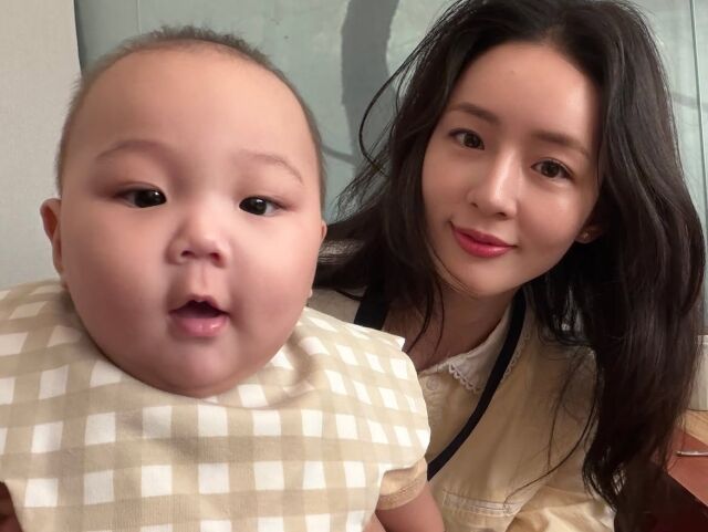 가수 KCM의 아내가 막내 아들과 함께한 투샷을 공개했다. / KCM 아내 소셜미디어