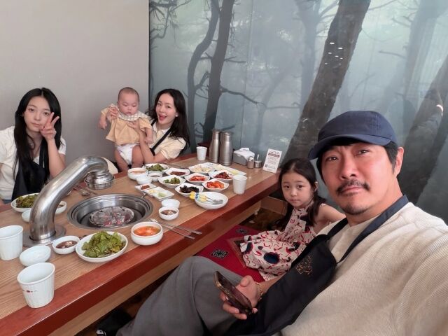 가수 KCM 가족의 단란한 가족사진 / 아내 소셜미디어