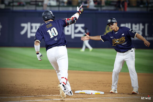KT 위즈 김현수가 2일 수원 KT위즈파크에서 열린 한화 이글스와 경기에서 통산 4000루타를 달성했다./KT 위즈 제공