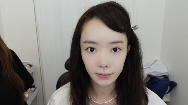 서우가 새로운 메이크업 스타일에 도전하며 한층 달라진 분위기를 선보였다. / 유튜브 채널 '안녕하 서우'
