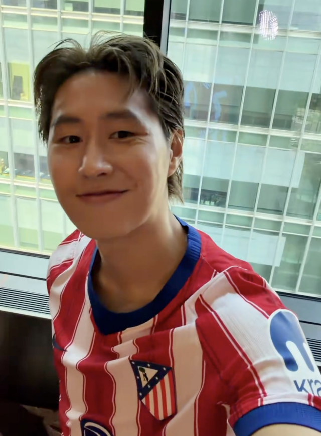 아틀레티코 마드리드는 3일 구단 공식 SNS를 통해 이강인이 유니폼을 입은 모습을 공개했다./아틀레티코 마드리드 제공