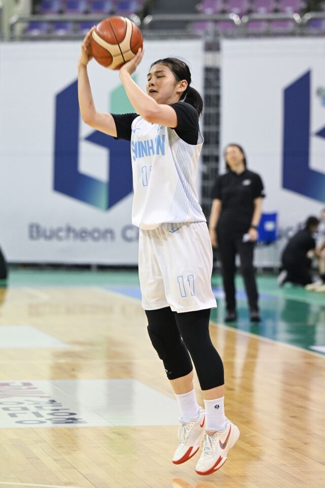 신한은행 허유정이 3일 부천체육관에서 열린 2026 WKBL 퓨처스리그 일본대학선발과의 경기서 3점슛을 시도하고 있다./WKBL 제공
