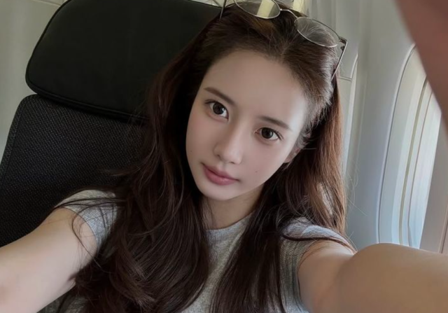 가짜 열애 해명글을 올리는 와중에도 은근슬쩍 상품 홍보를 덧붙이며 유별난 마이웨이 행보를 이어가고 있다./한서희 소셜미디어