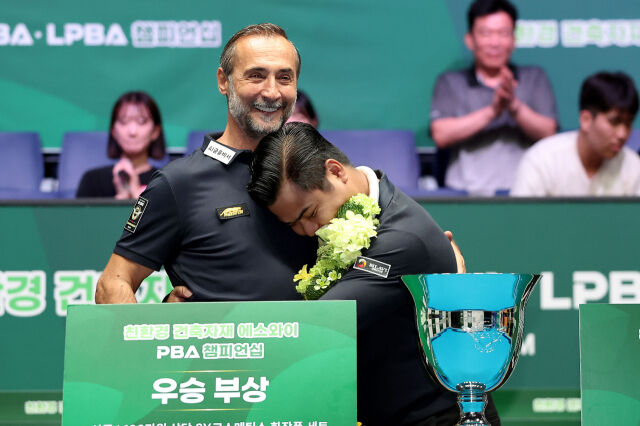 응우옌쩐타인타오(오른쪽)이 3일 '친환경 건축자재 에스와이 PBA 챔피언십' 시상식에서 세미 사이그너와 포옹하고 있다. /PBA 제공