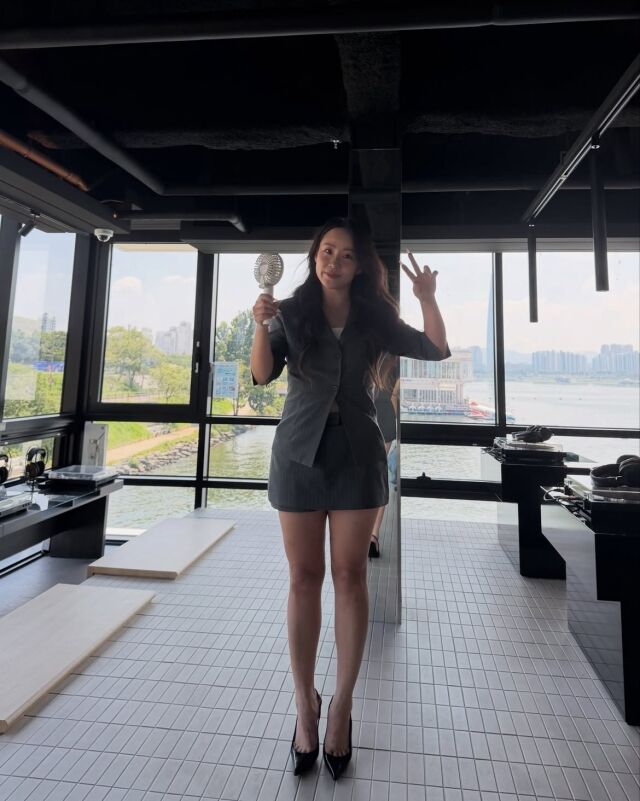 조현아가 한층 슬림해진 비주얼과 늘씬한 각선미를 공개하며 근황을 전했다. / 조현아 SNS
