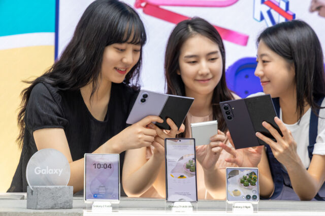 KT는 유튜브 프리미엄 라이트와 넷플릭스, 갤럭시 버즈·워치 등 디바이스 혜택을 조합한 ‘초이스 더블’ 요금제 상품군을 확대했다. /KT