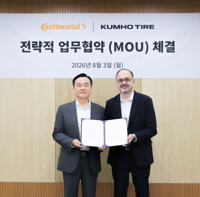 김성 금호타이어 한국영업부문 상무(왼쪽)와 니코 키리아조폴로스 콘티넨탈타이어 코리아 교체타이어 부문 대표가 업무협약을 체결하며 기념 사진 촬영을 하고 있다. /금호타이어