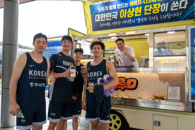 이상현 단장(가장 오른쪽)이 농구대표팀 선수들에게 커피를 제공했다. /대한체육회 제공