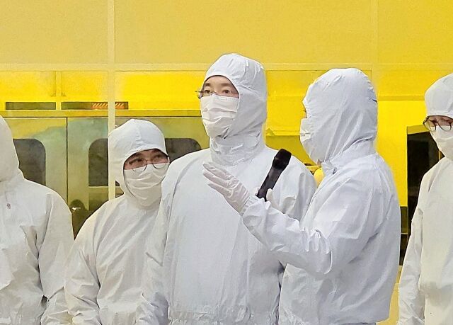 이재용 회장이 삼성전자 천안사업장 C1·C2 라인을 찾아 사업장을 점검하고 있다. /삼성전자