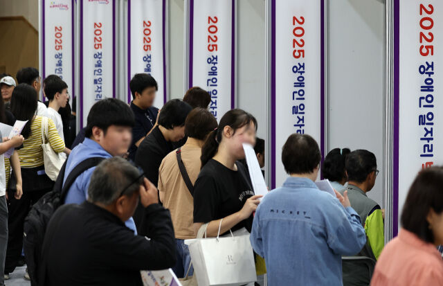 지난해 9월 24일 대구 달서구 대구직업능력개발원에서 열린 2025 장애인 일자리 박람회에서 구직자들이 현장면접을 보고 있다. /뉴시스
