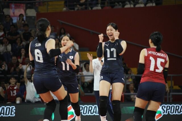 한국 U17 여자배구 대표팀이 2일 페루에서 만난 도미니카공화국과의 맞대결에서 포효하고 있다./페루배구연맹 제공