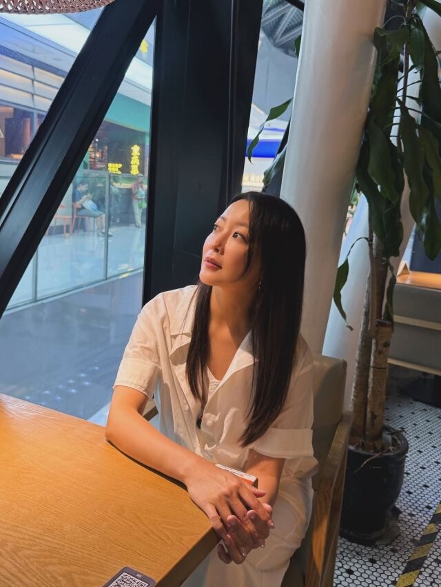 김희선이 중국 상하이에서의 근황을 공개하며 변함없는 동안 미모로 시선을 사로잡았다. / 김희선 SNS