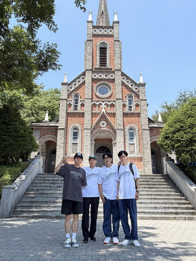 '풍향중'의 여행 비하인드 사진이 공개되며 시청자들의 관심을 모으고 있다. / 유튜브 채널 '뜬뜬' 공식 SNS