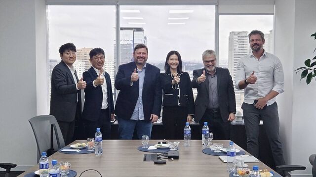지난 7월 29일 (왼쪽부터) 구동현 네이버 전략기획 부문장, 김유원 네이버클라우드 대표, (오른쪽에서 세번째) 최수연 대표이사가 스칼라 데이터 센터즈 경영진과 미팅 후 기념사진을 촬영하고 있다. /네이버
