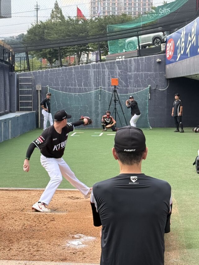 KT 위즈 데이비스 대니엘이 4일 광주 KIA챔피언스필드에서 불펜투구를 했다./KT 위즈 제공