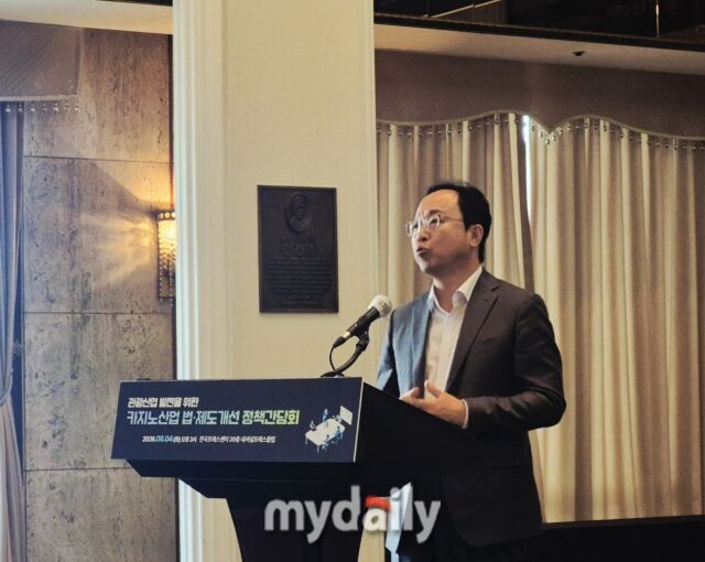 김홍균 롯데관광개발 이사가 4일 서울 중구 한국프레스센터에서 열린 정책간담회 연단에 올라 복합리조트 규제 강화에 따른 어려움을 피력하고 있다. /방금숙 기자