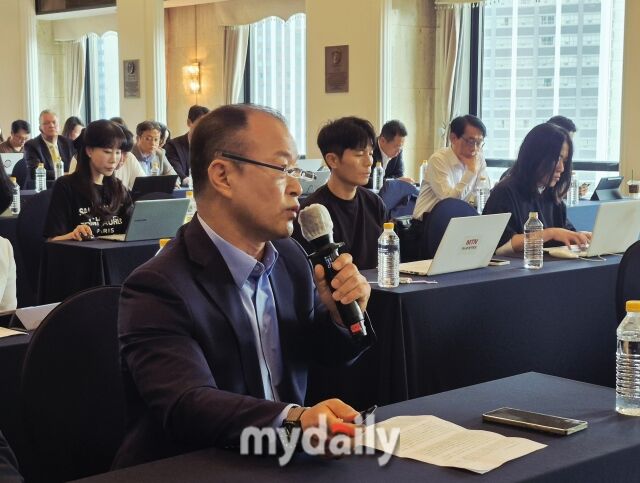 방상훈 롯데드림타워 이사가 간담회에서 외국인 전용 카지노의 구조적 적자 현황과 갱신제 도입에 따른 채용 불안정성에 대해 말하고 있다. /방금숙 기자